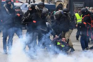 В Брюсселе "желтые жилеты" пытаются пробиться к Европарламенту, более 100 человек задержаны