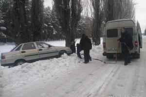 Автомобиль "Укрпочты" улетел в кювет возле Северодонецкого аэропорта