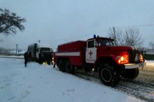 Снегопады в Украине: На дорогах буксируют машины, 13 населенных пунктов без света