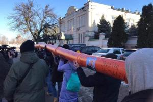 10 лет контракту с Путиным: к офису Тимошенко пикетчики принесли "газовую трубу"