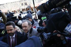 Кевин Спейси явился в суд по делу о домогательствах: актеру предъявили обвинения