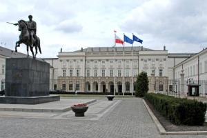 В Польше мужчина попытался протаранить ворота Президентского дворца