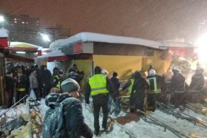В Харькове рухнула крыша торгового павильона, есть пострадавшие