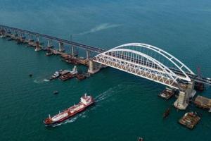 Керченский мост несет угрозу для судоходства: эксперт назвал причину