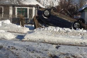 "Opel торчит в заборе перевернутый": в Донецке произошло серьезное ДТП