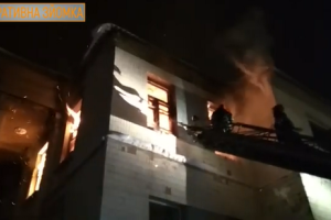В Лисичанске более трех часов тушили горящее двухэтажное здание
