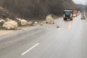 "Камни с неба": В Крыму в нескольких местах обвалились скалы