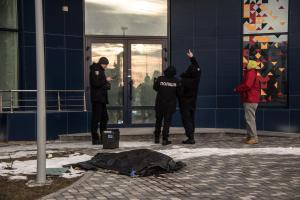 В Киеве с 23 этажа выбросилась девушка, оставив три прощальных записки