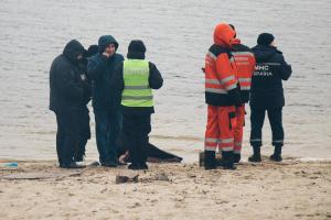 В Киеве из Днепра спасатели выловили тело молодой девушки