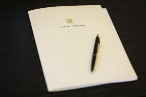 Порошенко подписал Закон относительно предприятий железнодорожного транспорта, имущество которых расположено на неподконтрольной территории Донбасса