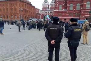 "Скоро в Путина плевать начнут": Московский школьник на спор пнул полицейского