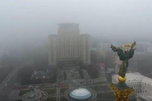 Киев окутал плотный туман: объявлен "оранжевый" уровень опасности