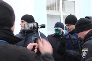 Полиция открыла уголовное производство против активиста, который облил Вилкула зеленкой