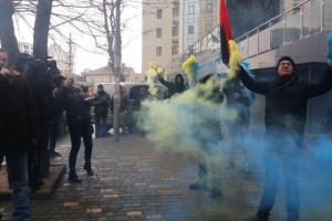 К зданию генерального консульства РФ в Одессе принесли пакеты мусора и презервативы: кадры