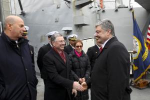 Порошенко встретился с Волкером на борту эсминца "Donald Cook"