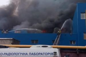 В Киеве горят склады: площадь пожара достигла 5 квадратных километров