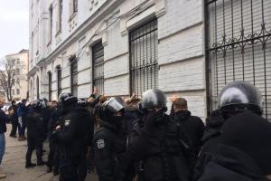 В Киеве радикалы пытались штурмовать управление полиции: задержаны десятки человек