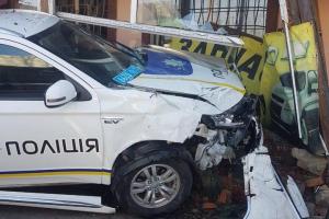 Под Киевом экипаж полиции попал в ДТП и врезался в магазин, преследуя нарушителя