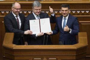 Курс Украины в ЕС и НАТО закреплен в Конституции: Порошенко подписал закон