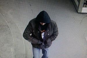 Ударил 22-летнюю девушку чем-то тяжелым: В Харькове неизвестный ограбил ломбард