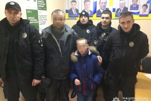 Боялся, что мать будет ругать за замечания в школе: В Лисичанске полицейские вернули несовершеннолетнего мальчика домой