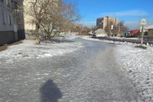 "Население жадничает покупать соль": Жители Лисичанска возмущаются ледяными тротуарами   