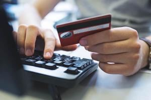 У украинцев появилась возможность переводить средства без комиссии из 35 стран не выходя из дому