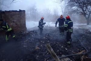 В Лисичанске участились пожары: огнеборцы тушили возгорания в частном секторе и подъезде многоэтажки