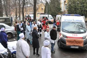 Из Харькова в Киев доставили группу раненых военнослужащих ВСУ