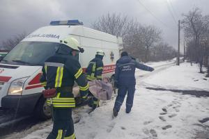 В Попасной спасатели вытаскивали мужчину из-под завала
