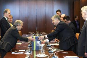 Порошенко передал Генсеку ООН письма-обращения украинцев относительно освобождения пленных моряков