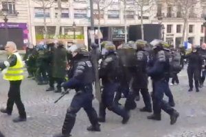 В Париже "желтые жилеты" схлестнулись с полицией, одному из протестующих оторвало руку