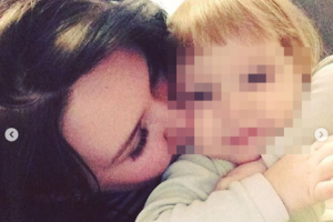 В России 3-летняя девочка умирала без еды и воды, пока мать принимала поздравления с ее днем рождения