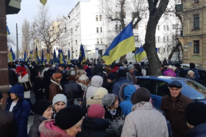 Под офисом телеканала "1+1" собрались пенсионеры и "титушки"