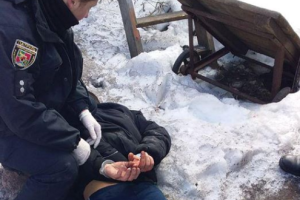 В Лисичанске зарезали мужчину: убийца не успел сбежать от патрульных