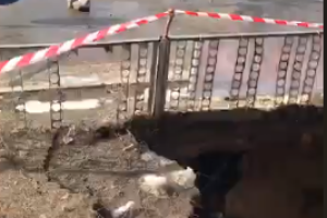 "Может троллейбус провалиться": В центре Северодонецка образовался обвал под проезжей частью