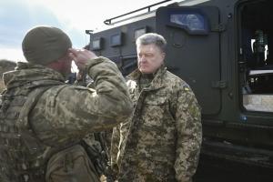 Порошенко пообещал повысить денежное обеспечение военных на передовой