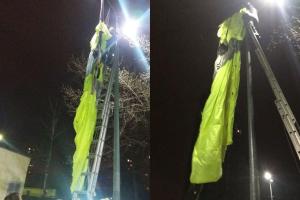 В Киеве экстремал прыгнул с парашютом с жилого дома, после чего повис на фонаре