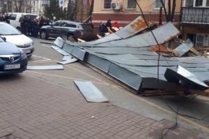 В центре Киева ураган сорвал крышу с дома и повалил ее на проезжую часть