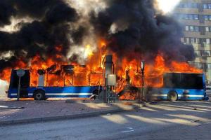 В центре Стокгольма взорвался и загорелся пассажирский автобус