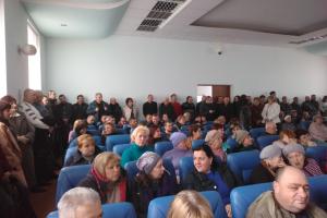 Отставка мэра Лисичанска отменяется? В горсовете работники коммунальных предприятий пытаются отстоять своих руководителей