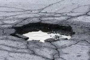 Депутат Шахов показал "убитые" дороги Луганской области