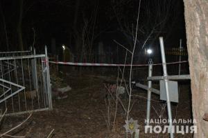В Харькове на кладбище обнаружили тело новорожденного ребенка