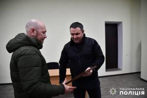 Поножовщина в Северодонецке: полиция наградила музыкантов, задержавших злоумышленника