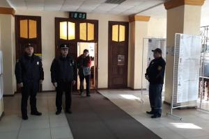 "Облил бюллетени пивом, написал нецензурные слова": Полиция Луганщины сообщает о нарушениях на выборах