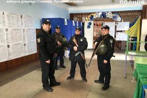 Под усиленной охраной: В прифронтовой зоне Луганщины работают десятки избирательных участков
