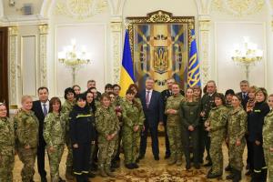 Порошенко: Женщины цементируют нашу оборону