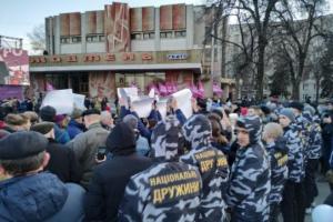 Радикалы "Нацкорпуса" пришли на митинг Порошенко в Житомире