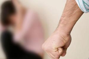 В Рубежном мужчина избил свою жену и забрал золотые украшения