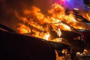 Во Франции сожгли 65 автомобилей